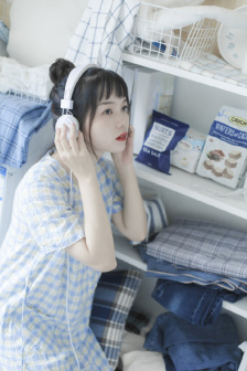 双腿大开坐在椅子上